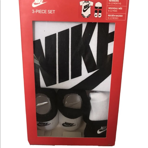 Nike Sportswear Baby Bodysuit Beanie Booties 3 Piece Box Set Black White 6-12 Mo - Picture 7 of 8